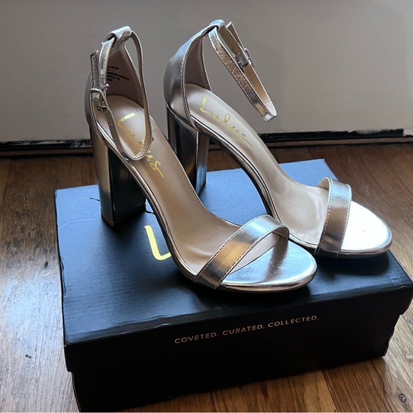 Silver size 7 Heels - Picture 1 of 4